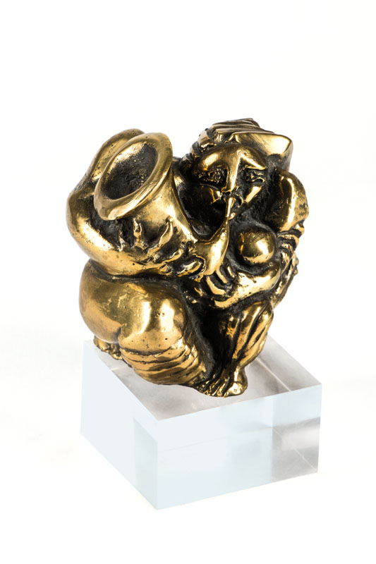 Luciano De Tommaso, geb. 1973 Udine/Italien,Bronzestatuette auf Plexiglassockel, sign., Figur 13,5 cm, mit Sockel 18x9,5 cm