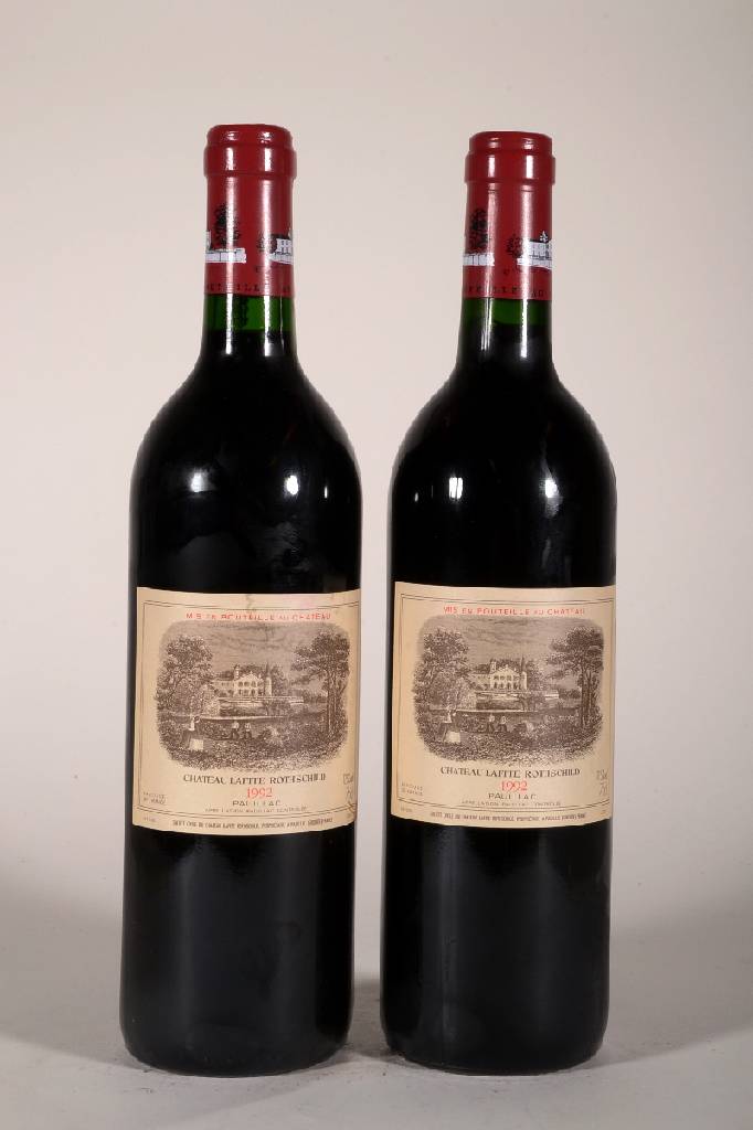 2 Flaschen 1992 Chateau Lafite Rothschild, Pauillac, je ca. 75 cl, 12,5 % Vol., Füllstand: je ca. into neck, unverkostet, ein Etikett min. ...