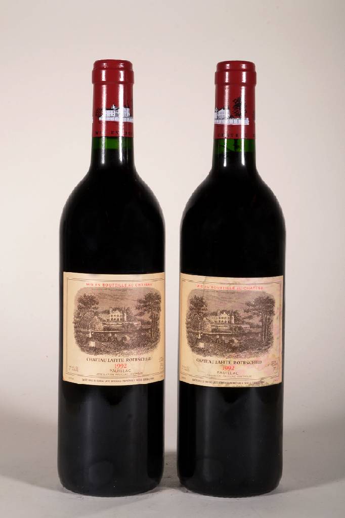 2 Flaschen 1992 Chateau Lafite Rothschild, Pauillac, je. ca. 75 cl., 12,5 % Vol., Füllstände: je ca. into neck, unverkostet, ein Etikett ...