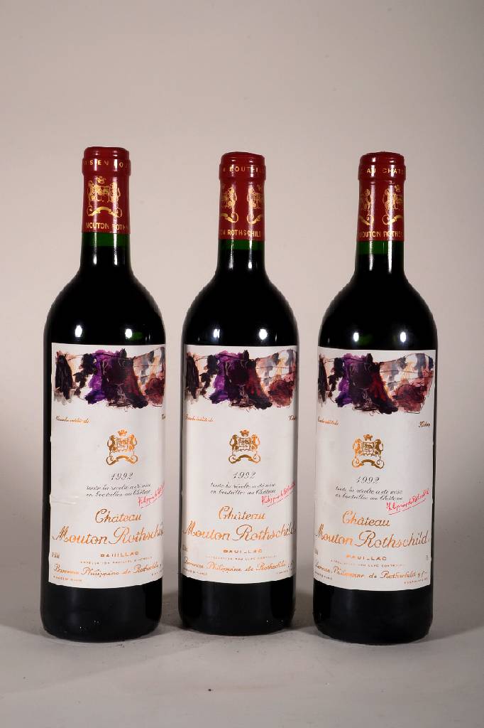 3 Flaschen 1992 Chateau Mouton Rothschild, Pauillac, je ca. 75 cl, 12,5 % Vol., Füllstand: je ca. into neck, unverkostet, sehrgute ...