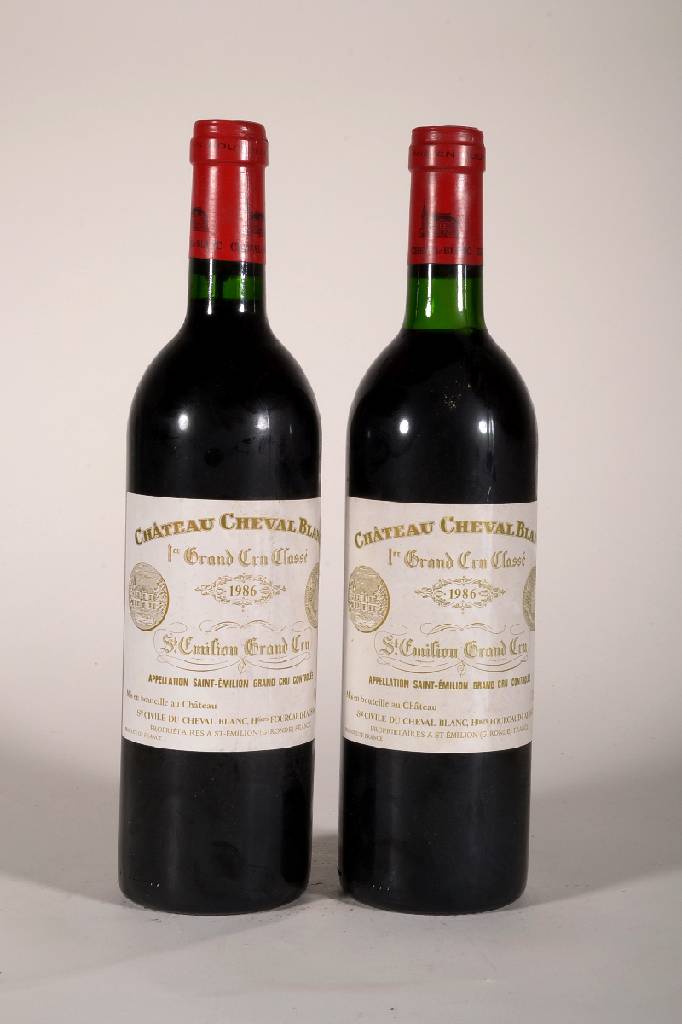 2 Flaschen 1986 Chateau Cheval Blanc, Saint-Emilion, Grand Cru, je ca. 75 cl, 12,5 %Vol., Füllstand: je ca. into neck, unverkostet, sehr gute ...