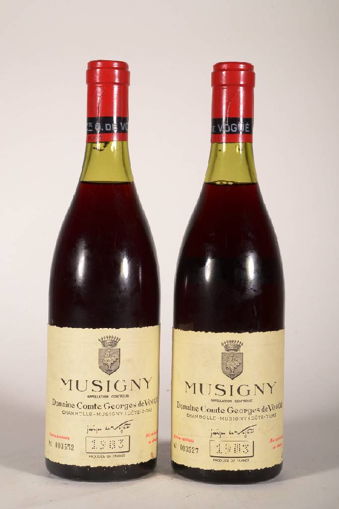 2 Flaschen 1983 Musigny Domaine Comte Georges de Vogue, je ca. 73 cl, Abstand zwischen Kapsel und Wein: ca. 2,5 cm, sehr gute Erhaltungszustände, ...