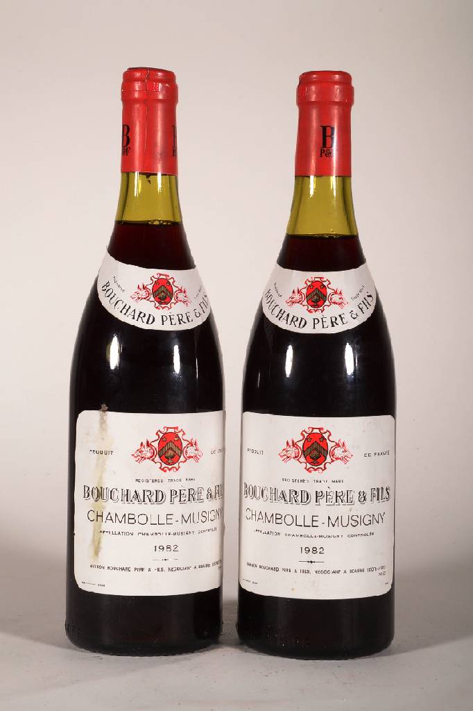 2 Flaschen 1992 Bouchard Pere & Fils, Chambolle-Musigny, Abstand zwischen Kapsel undWein: ca. 2-3 cm, ein Etikett l. beschmutzt sonst sehr gute ...