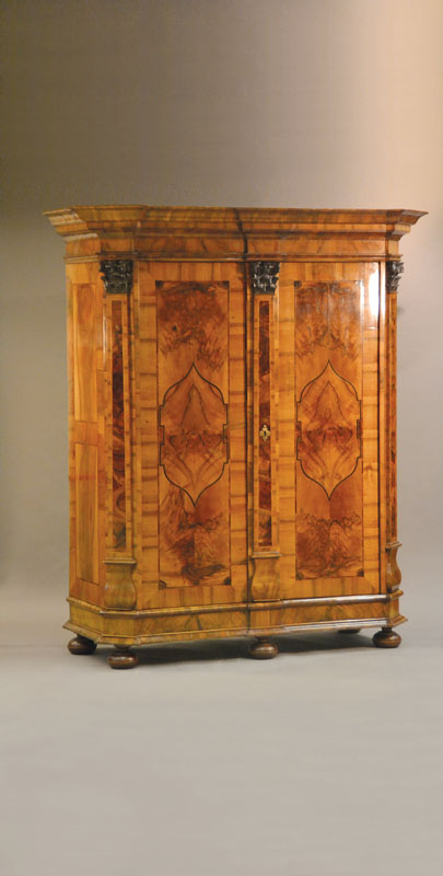 Prachtvoller Dielenschrank, wohl Frankfurt, um 1750,ausgewähltes feinstes Nussbaumfurnier, Weichholzkorpus, 2-türig, Schlagleiste u. ...