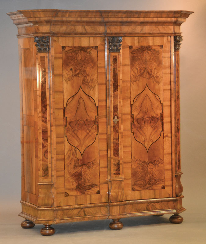 Detail a: Prachtvoller Dielenschrank, wohl Frankfurt, um 1750,ausgewähltes feinstes Nussbaumfurnier, Weichholzkorpus, 2-türig, Schlagleiste u. ...