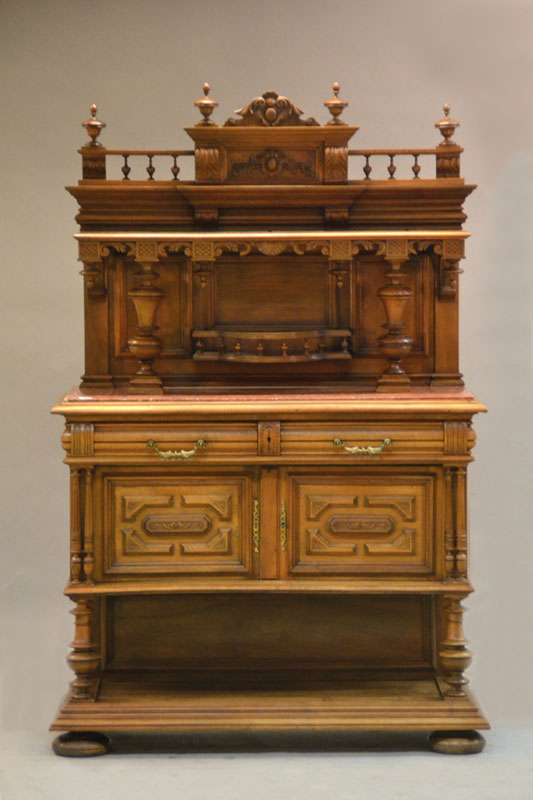 Aufsatzbuffet / Kabinett, wohl Frankreich, um 1870/80, Nussbaum massiv, mit Marmorplatte, Kredenz 2-türig u. 2-schübig, Stollenteil, Aufsatz mit ...