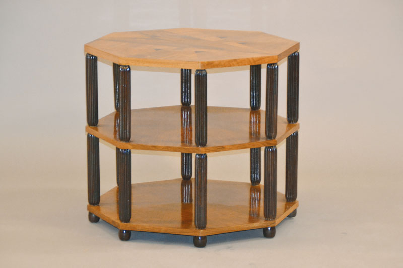 8-Eckiger Beistelltisch, wohl Frankreich, 30er Jahre, Palisanderfurnier geometrisierend verlegt, Säulen gerippt, H. ca. 62 cm, D. ca. 67 cm