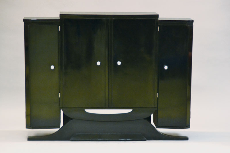 Art-Deco-Buffet, wohl Frankreich, 30/40er Jahre Hartholz schwarz gelackt, 4-türig, Mittelrisalit, geometrisierende Formgebung, kontrastierend helles ...