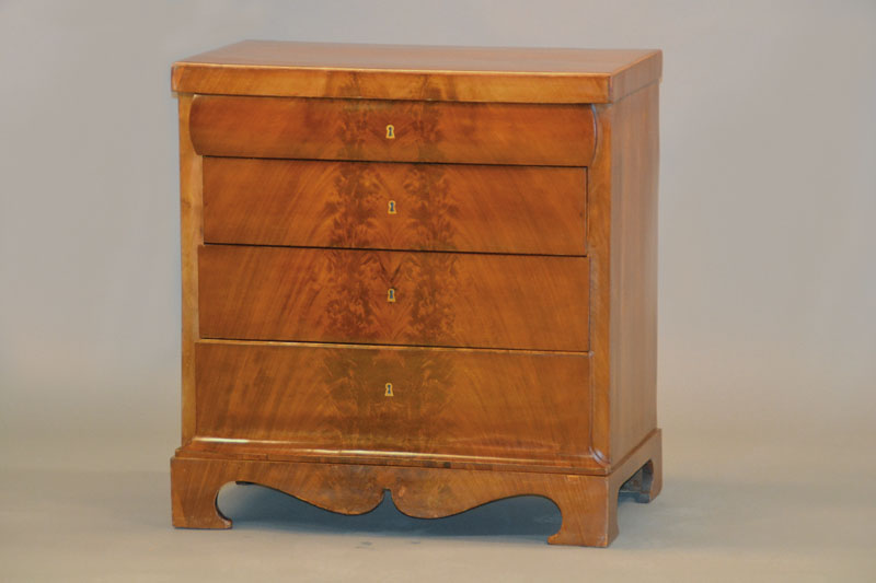 Biedermeierkommode, norddeutsch, um 1820, Mahagoni, Schellack handpoliert, 4 Schlüssel, 4 Schubladen, Schubfront in Pyramidenmahagonifurnier, ...