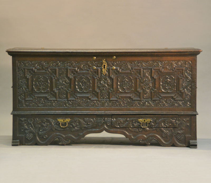 Eichentruhe, wohl Oldenburg / Osnabrück, dat. 1777, Eiche, mit Schellack aufgefrischt, reich mit Rocaillen geschnitzt, Alterssp., ca. 78x153x55 cm