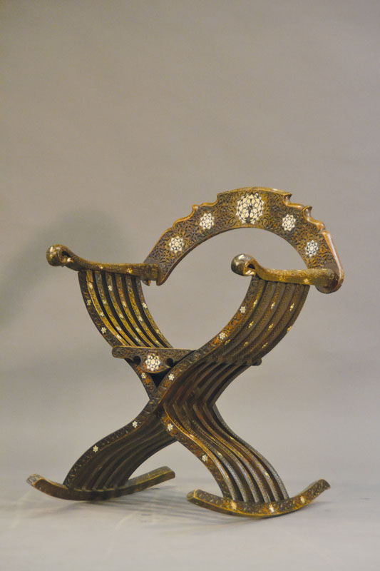 Schaukelstuhl, wohl Ägypten, um 1850, Faltstuhl, Perlmutteinlagen, Schnitzereien, Alterssp., ca. 94x80x50 cm