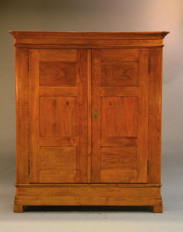 Biedermeierschrank, südwestdeutsch, um 1820, Kirschbaum massiv, 2-türig, insg. 12-fach kassettiert, auf Rahmen gearbeitet, Reste alten Wurmbefalls, ...
