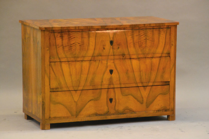 Aufwendig furnierte Biedermeierkommode, süddeutsch / Baden, um 1830, Nussbaumwurzelfurnier doppelt gespiegelt auf Weichholzkorpus verlegt, orig. ...