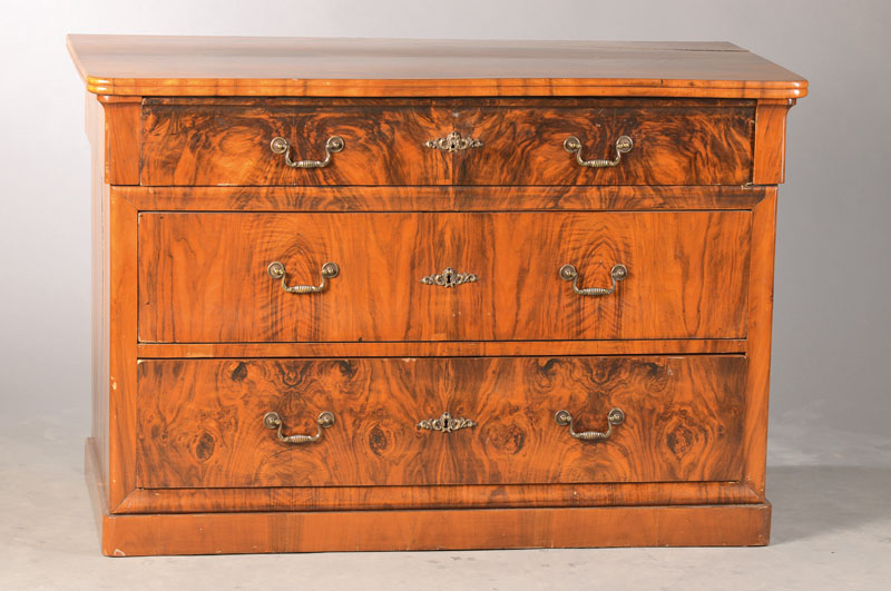 Spätbiedermeier-Kommode, süddeutsch, um 1840/50, Nussbaumfurnier auf Weichholzkorpus, 3-schübig, profilierter Kopfschub, Sockelleiste, Furnier ...