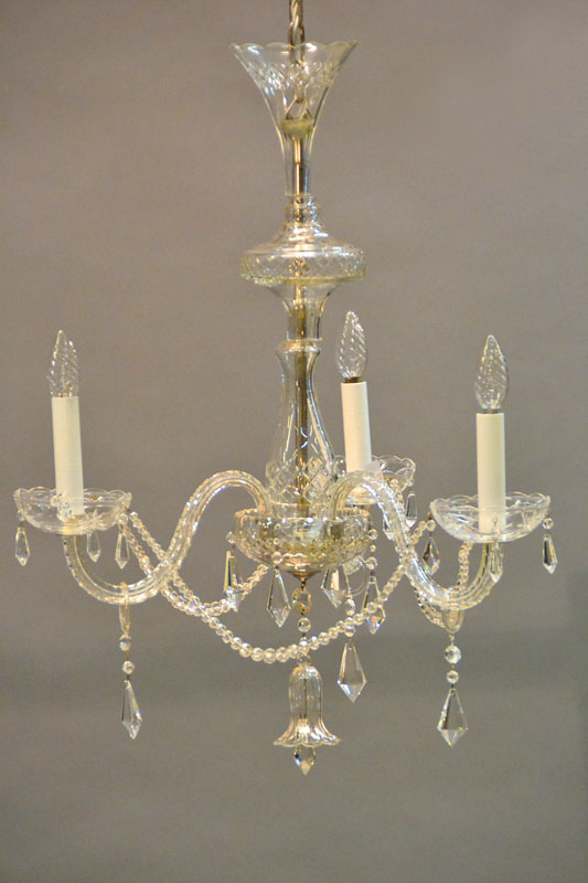Deckenlüster, wohl Italien, 60er Jahre, geschliffener Mittelbaluster, drei geschliffene Glasarme, 3 Brennstellen, Abguss in Blütenform, ...
