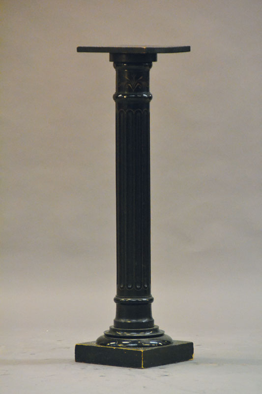 Blumensäule, deutsch, um 1900,, mit geritztem Dekor auf ebonisiertem Holz, 100 x 27.5 x 27 cm, l. Gebrauchsschäden