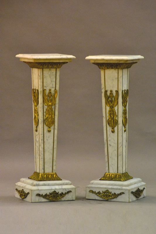 Paar Marmorsäulen, Frankreich, um 1900/10, im Empirestil gestaltet, weißer Marmor, mit vergoldeten Bronzeapplikationen, applizierte Bronzeborden- ...