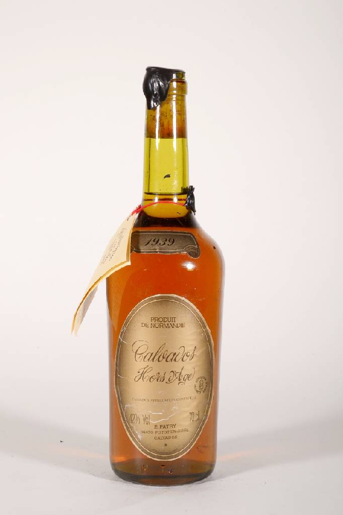 1 Flasche 1939 Calvados Hors d´Age Patry, ca. 70 cl, 42 % Vol., Abstand zwischen Whisky und Kapselwachs: ca. 5 cm, Etikett und Kapselwachs l. besch. ...