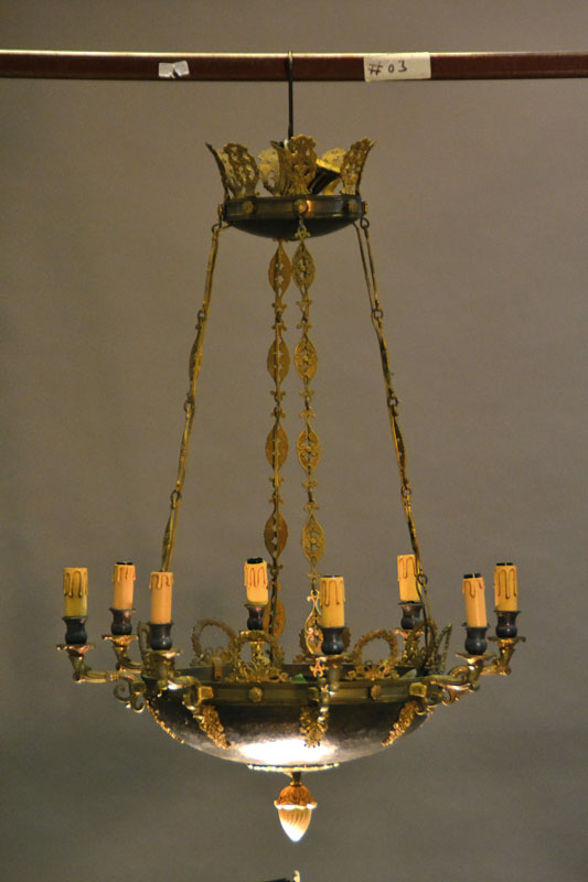 Detail a: Klassizistische Deckenkrone, deutsch, frühes 20.Jh., Messing, 8-flammig, Schale im Hammerschlagdekor, 8 Arme dazwischen klassizistische ...