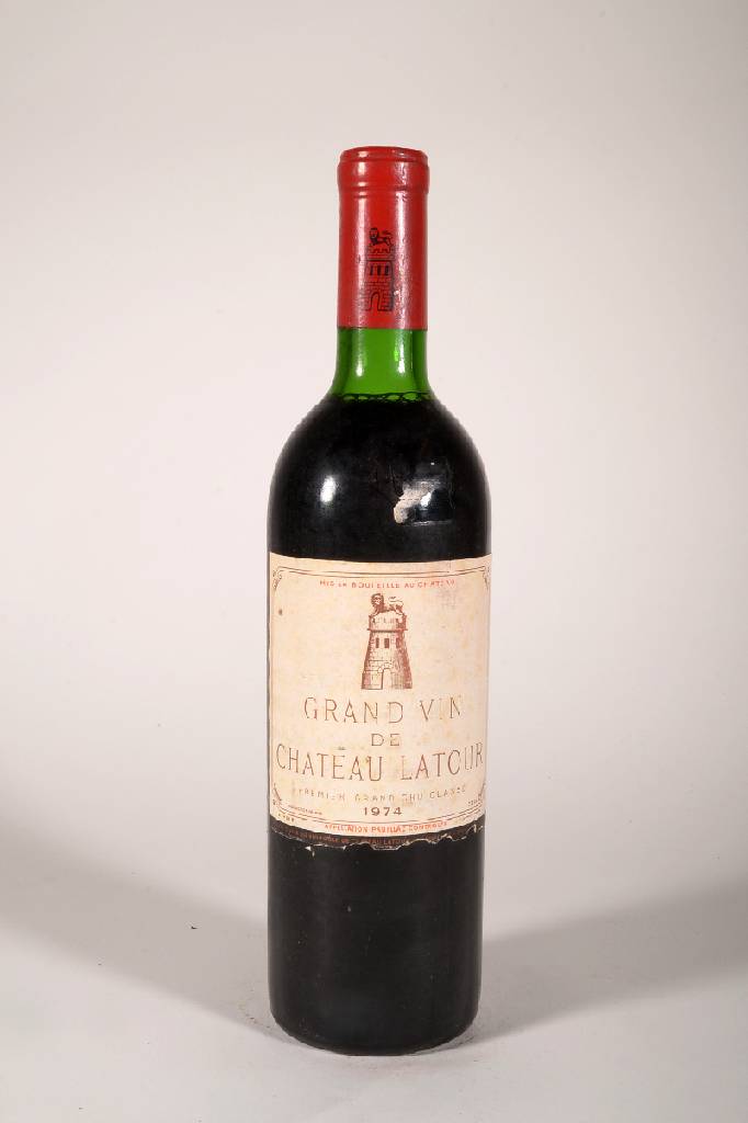 1 Flasche 1974 Chateau Latour, ca. 73 cl, Füllstand: ca. top shoulder, unverkostet, Etikett l. beschmutzt und besch. sonst guter Erhaltungszustand, ...