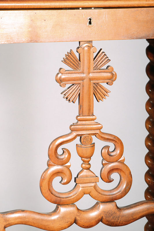 Detail a: Gebetsstuhl, süddeutsch, um 1880/90, Nußbaum massiv, gedrechselte Einsätze, gut erhaltenes Polster und gut erhaltener Bezug, 90 x 53 x 58 cm