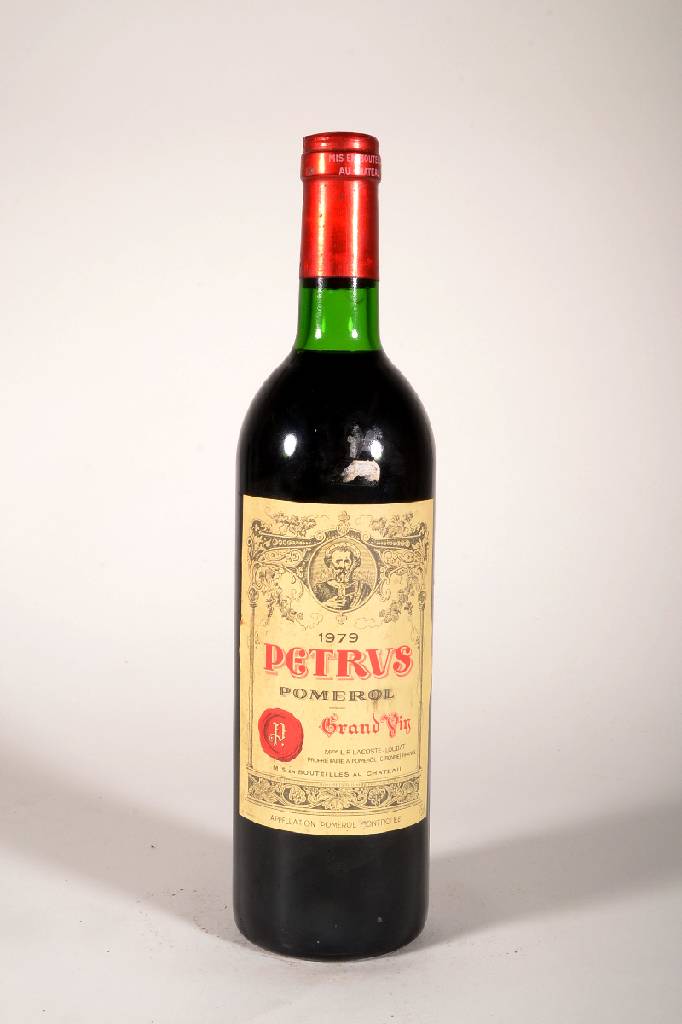 1 Flasche 1979 Petrus, Pomerol, ca. 75 cl, Füllstand: ca. top shoulder, unverkostet, guter Erhaltungszustand, sammelwürdig, sehr selten im Angebot, ...