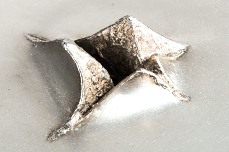 Detail a: Will Brüll, geb. 1922, Schüler von Joseph Beuys, Edelstahlskulptur, Das Gute kommt überall durch, sign., ca. 50x50cm
