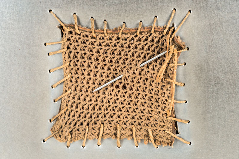 Detail a: Will Brüll, geb. 1922, Schüler von Josef Beuys, Edelstahlskulptur im Rahmen, Alles im Leben kann in Ordnung gebracht werden., sign.,dat. 1973/74, ...
