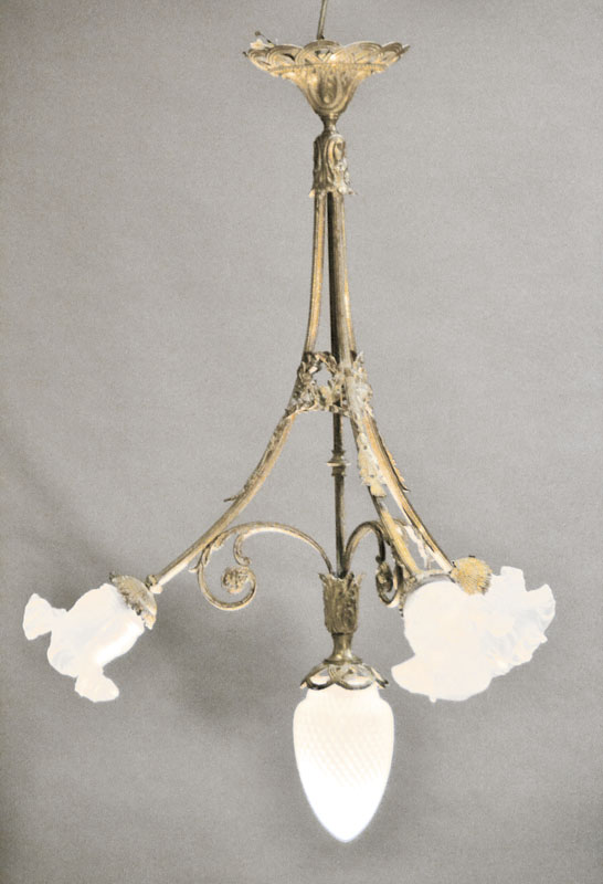 Deckenlüster, wohl Frankreich, um 1890/1900, Messinggestell in klassizistischer Art, 3 Ausgeschweifte Arme mit Blütenschirmen (diese sek.), ...