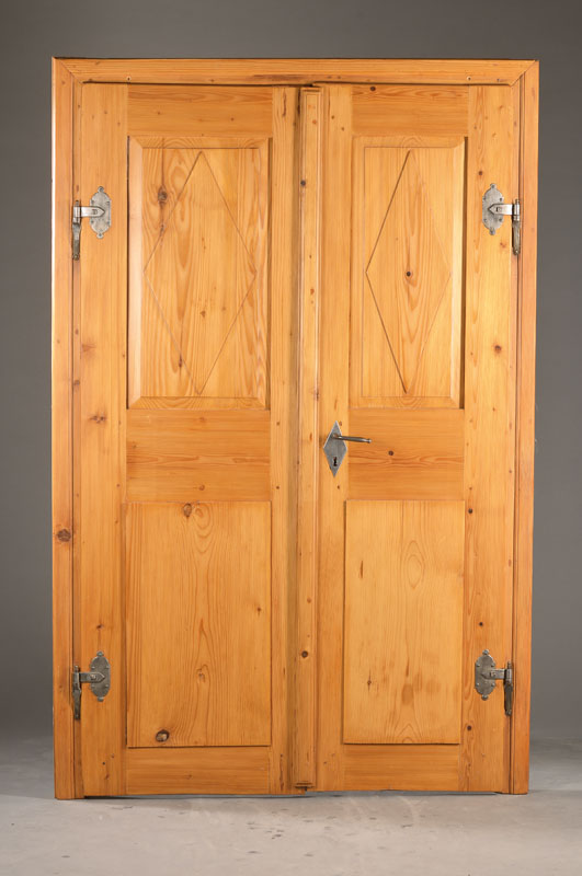 Doppelflügeltür, süddeutsch, um 1830/40, Weichholz, auf Rahmen gearbeitet, orig. Beschläge, Fitschen, Schloss u. Griffe gereinigt u. poliert, ...