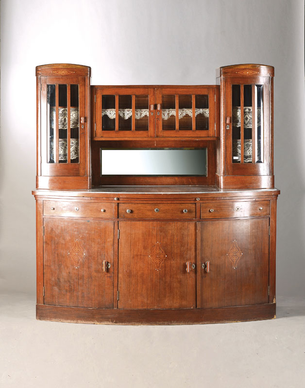 Großes Art-Deco-Buffet, wohl Wien, um 1910, Mahagonifurnier, l. gebauchte Form, Unterteil 3-türig, 3-schübig, Ausziehplatte, große Marmorplatte, ...