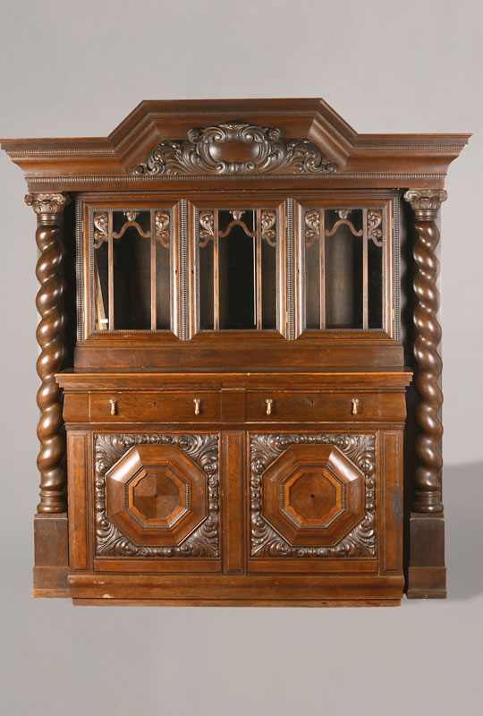 Übergroßes Danziger Buffet im Barockstil, um 1910/20, Eiche massiv, 2-türiger Unterbau mit profilierten getreppten Kissenfüllungen, 2-schübig ...