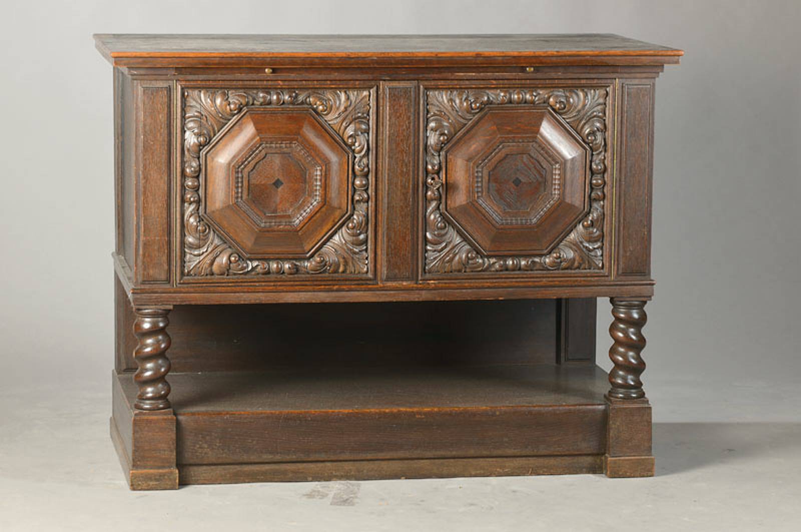 Kleines Buffet im Danziger Barockstil, um 1910/20, Eiche massiv, Stollenteil mit gedrehten Säulen, 2-türiger Kasten mit beschnitzten ...