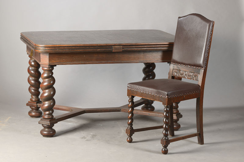 Großer Ausziehtisch mit 6 Stühlen im Danziger Barockstil, um 1910/20, Eiche massiv, Tisch mit wuchtigen gedrehten Säulenbeinen, an beiden Seiten ...