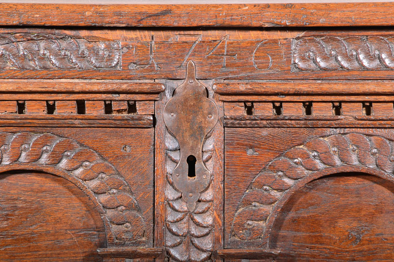 Detail a: Barocktruhe, nordwestdeutsch, wohl Niedersachsen/Westfalen, Mitte 18.Jh, dat. 1746, Eiche massiv, 4-facher Torbogendekor, orig. Schnappschloss mit ...