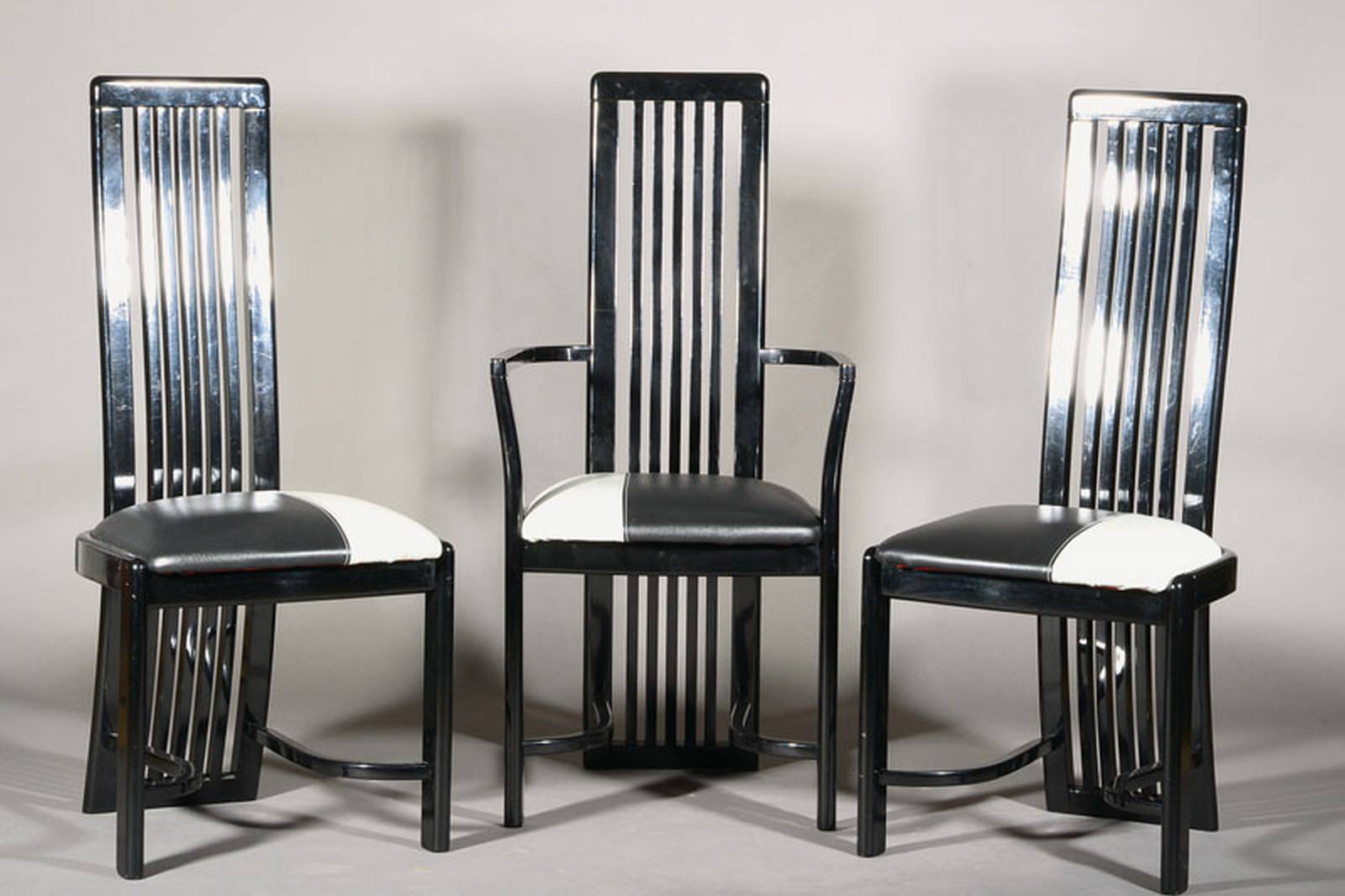6 Stühle in der Art der Hill-House-Chairs von Carles R. Mackintosh,Buche lackiert, 2 Armlehnstühle, 4 Stühle, Kunstlederbezug u. Polster mit min. ...