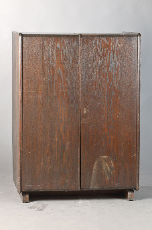 Detail a: Schreibsekretär, sog. Verwandlungsmöbel, deutsch, um 1900/10, Eiche massiv, Front aufklappbar mit reichem Innenleben, auszieh- u. aufklappbar zum ...