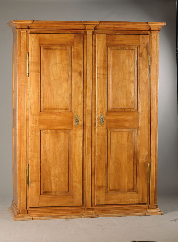 Biedermeierschrank, wohl Baden, um 1820/30, Kirschbaum massiv, 3-fache Pilastergliederung, keine Füße, Innenleben neu verkleidet mit Einlegeböden, ...