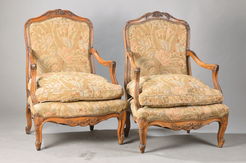 Paar Barockstil-Fauteuils, deutsch, um 1880,Buche auf Nussbaum gebeizt, allseitig geschweifte Form, mit losem Sitzkissen, Polster u. Bezug mit ...