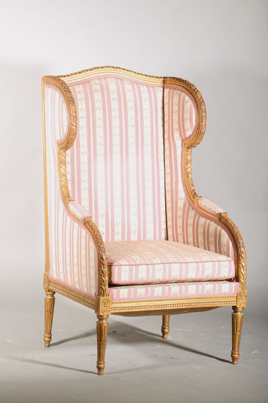 Ohrenbackensessel, deutsch, um 1900, im Louis-XVI-Stil, umlaufend ornamental geschnitzt, konische kannelierte Beine, Reste alter Goldfassung, Polster ...