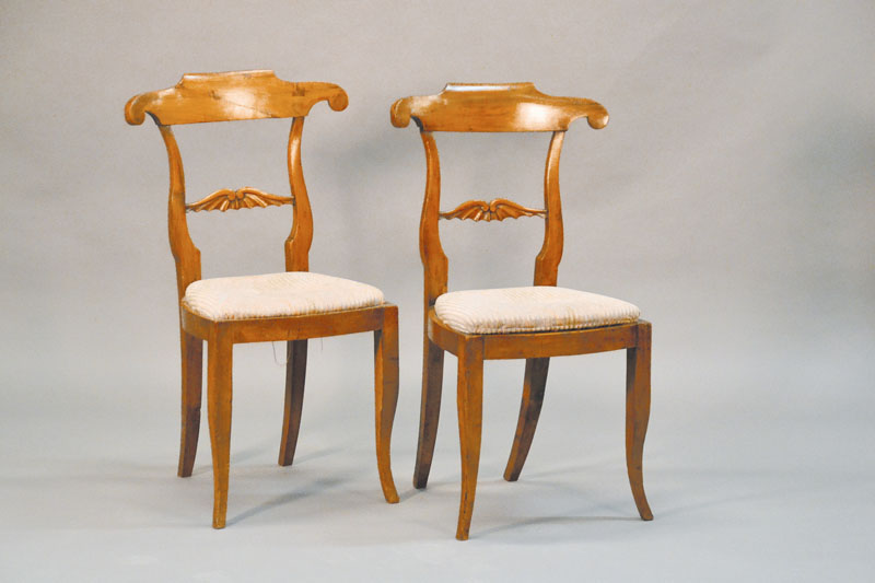 6er Satz Spätbiedermeier-Stühle, süddeutsch, uim 1845, Nussbaum massiv, sog. Seitenrahmenstühle, Ausläufer der Ochsenkopflehne, in sich ...