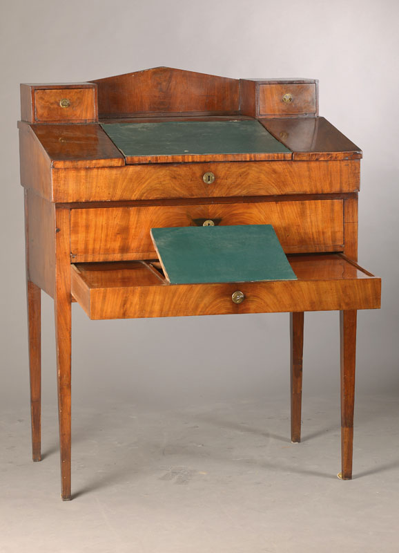 Antikes Stehpult, wohl England, um 1810, Mahagoni auf Eichekorpus, hohe elegante Vierkantbeine, 2-schübig, Schrägklappe aufklappbar mit ...