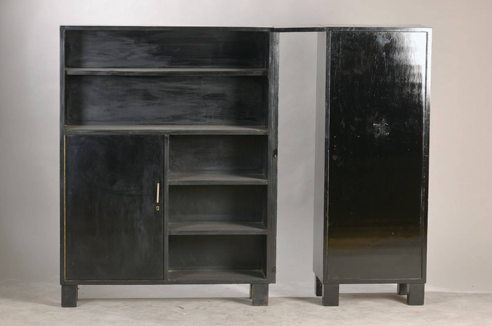 Ensemble Art-Deco-Möbel, wohl Frankreich, um 1925/30, Hartholz schwarz gefaßt, 2-teilig, Regal ca. 121x91x22 cm, Schränkchen ca. 121x45x31 cm, ...