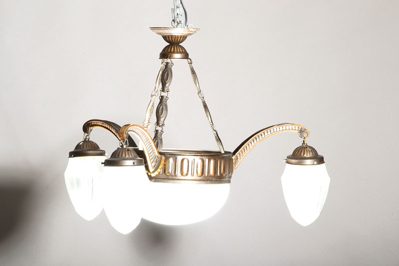 Art-Deco-Lampe, wohl Frankreich, 30er Jahre, Messinggestell in abstraktem Dekor, 3 Opalglasschirmchen an 3 Armen, mittiger geschliffener ...