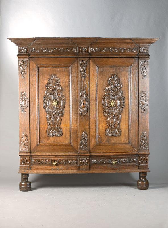 Barockschrank, norddeutsch, wohl Oldenburg / Osnabrück, um 1760, Eiche massiv, 2-türig, orig. Schloss, 2 Sockelschübe, vielfach Kartuschen- u. ...