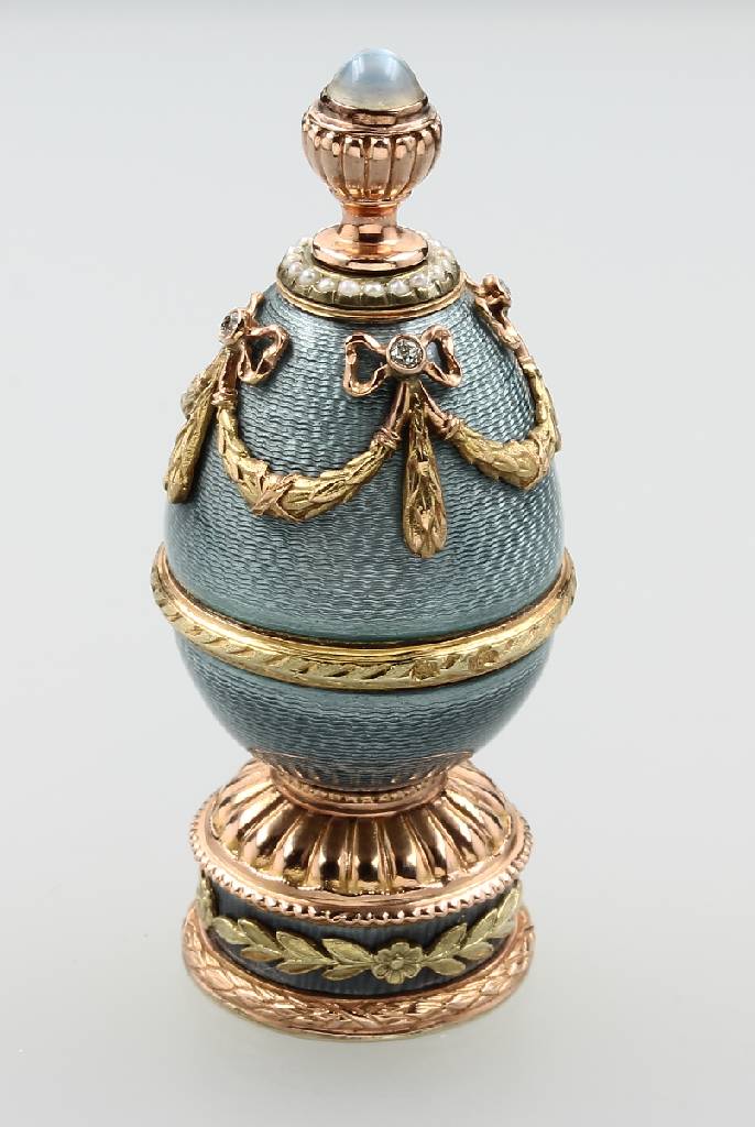 Parfumflakon mit Email, 1960er Jahre, nach russ. Vorbild von 1902/04, 56er Gold, grau transluzid emaill. auf guill. Grund, aufgel. ...
