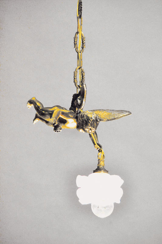Deckenlampe, Frankreich, um 1900, in Form eines Putto, Gelbguß, mattierter Rosenschirm, H. ca. 22cm (ohne Kette)