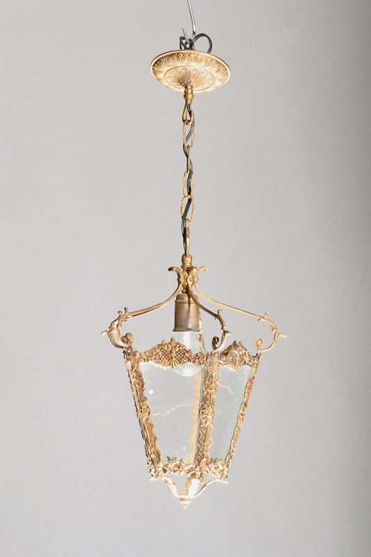 Deckenlampe in Form einer Laterne, Mitte 20. Jh., Messingguß reich verziert, 5 Glaseinsätze, eine Brennstelle, Elektr. nicht geprüft, H. ca. 45cm ...