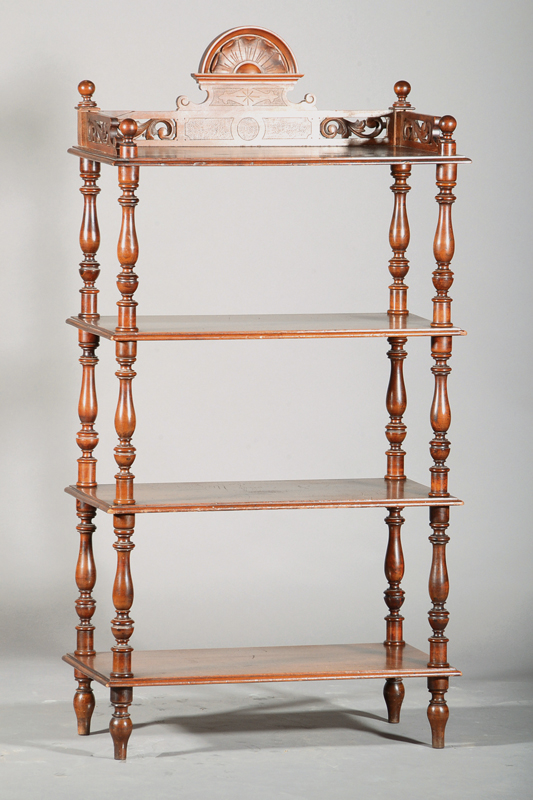 Kleines Regal / Etagere, Frankreich, um 1890, Nußbaum, obererer Boden mit kleiner Galerie in Durchbrucharbeit, ca. 128x67x33 cm