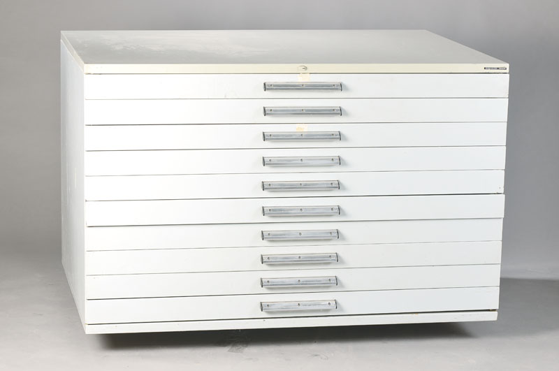 Grafikschrank, Firma Soennecken, 80er Jahre, Dünnwandiges Metall, 10-schübig, Schubladeninnenmaße: 91x126,5 cm, Gesamtmaße HxBxT ca. 86x136x96 cm